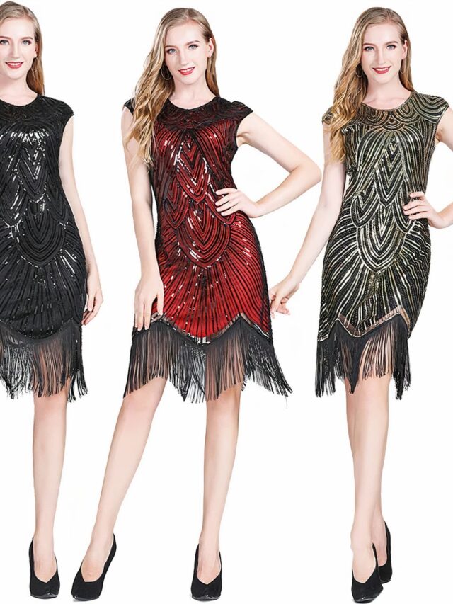 Photo de trois jeunes femmes portant des robes de style années 20 à col rond et sequins, de gauche à droite un modèle noir, un rouge et un noir et doré, modèle de robe frangée en bas sans manches, le tout sur un fond blanc