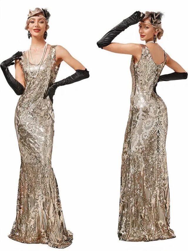 Photo d'une femme de face et de trois quart dos portant une robe style années 20 longue forme sirène col rond sans manches et à paillettes, des longs gants noirs satinés, un collier de perles blanches, un serre-tête à plumes et des boucles d'oreilles noires, le tout sur fond blanc