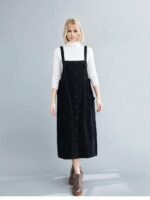 femme robe salopette noire avec sous-pull blanc