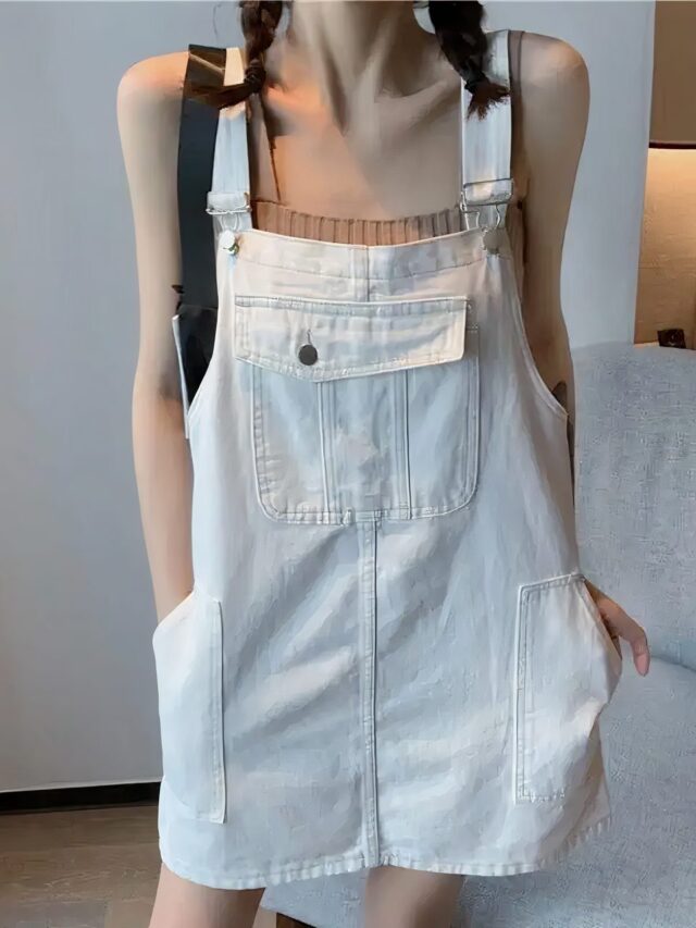 Femme qui porte une robe salopette blanche
