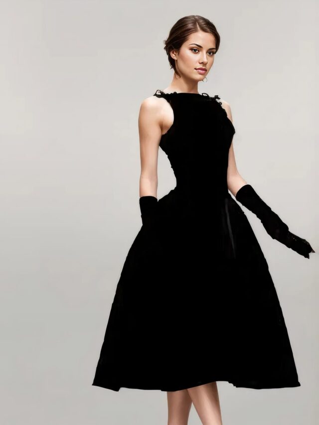 Photo d'une femme portant une robe noire années 5 de style AUdray Hepburn avec de longs gants noirs sur un fond gris