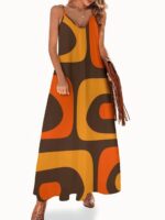 Photo d'une robe style années 70 à imprimé géométrique dans les tons marron et orange portée par une jeune femme blonde