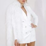 Femme avec une robe blazer blanche en satin empiècement plumes