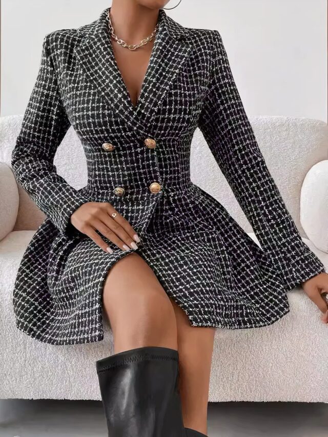 Femme assise sur canapé blanc qui porte robe blazer à carreaux très chic