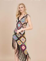 Photo d'une femme portant une robe au crochet asymétrique avec des franges.