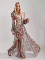 Photo d'une femme portant une robe bohème chic avec des découpes sur le ventre, en mousseline imprimée