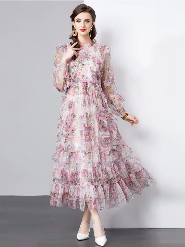 Robe bohème chic fleurie à volant portée par une femme avec des escarpins blancs.