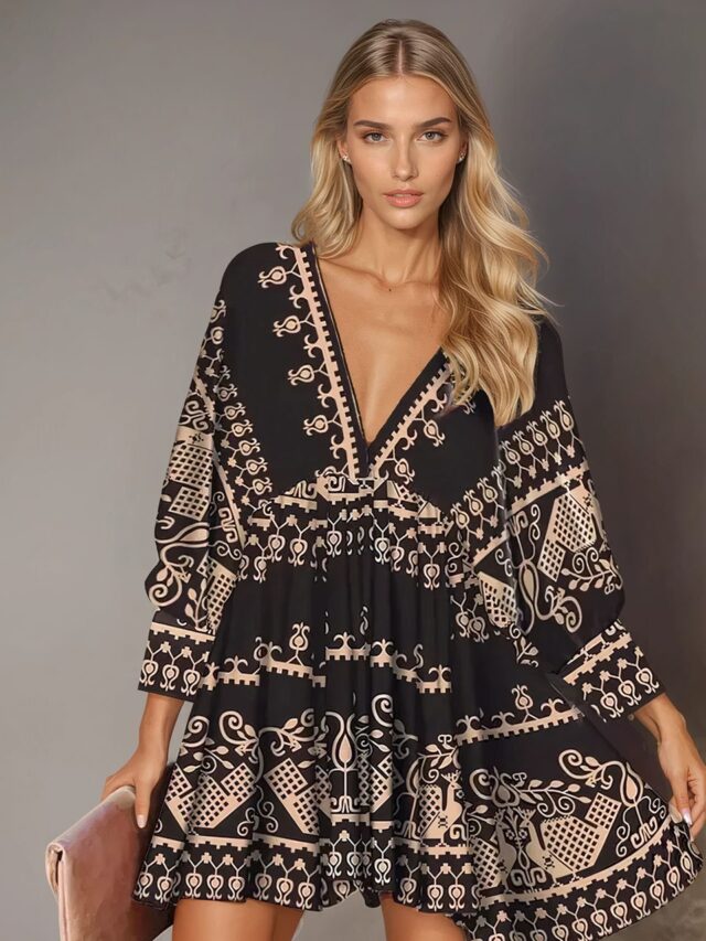Photo d'une femme portant une robe bohème courte à manches longues, noire à motifs.