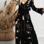 Photo d'une femme portant une robe bohème longue noire aux motifs cosmiques