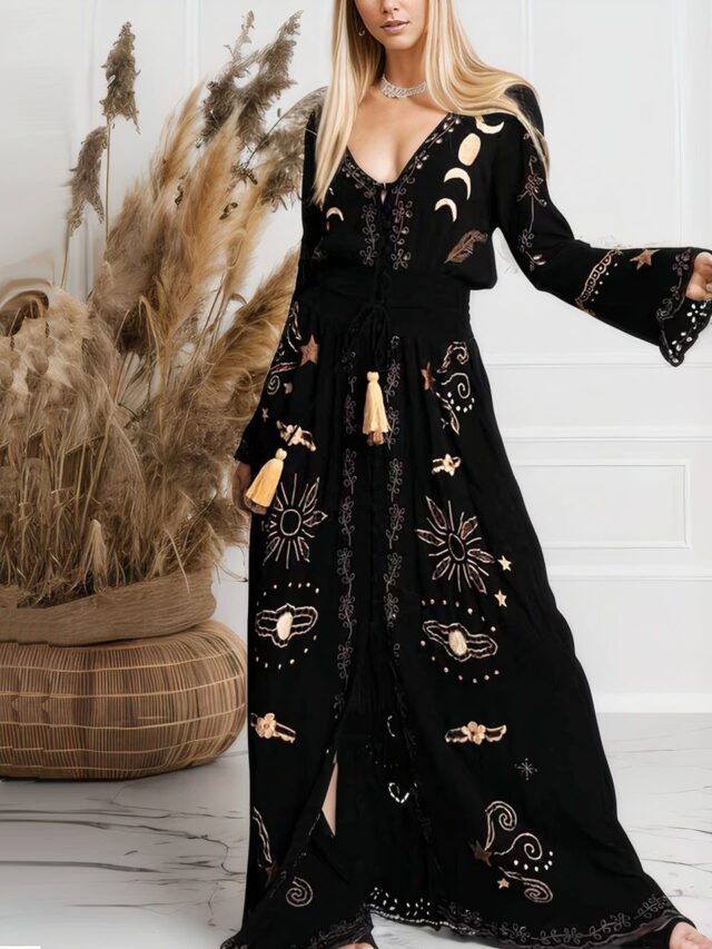 Photo d'une femme portant une robe bohème longue noire aux motifs cosmiques