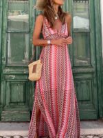 Photo d'une femme portant une Robe bohème rose longue à motifs avec un sac en paille, devant une porte verte.