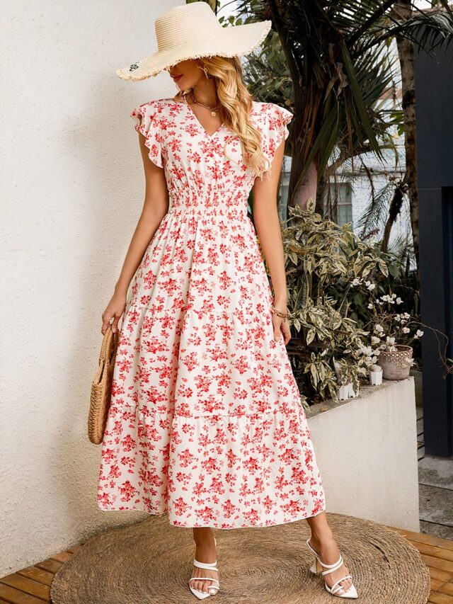 Photo d'une femme portant une robe champêtre à fleurs longueur midi avec un chapeau de paille, des taons et un sac à main.