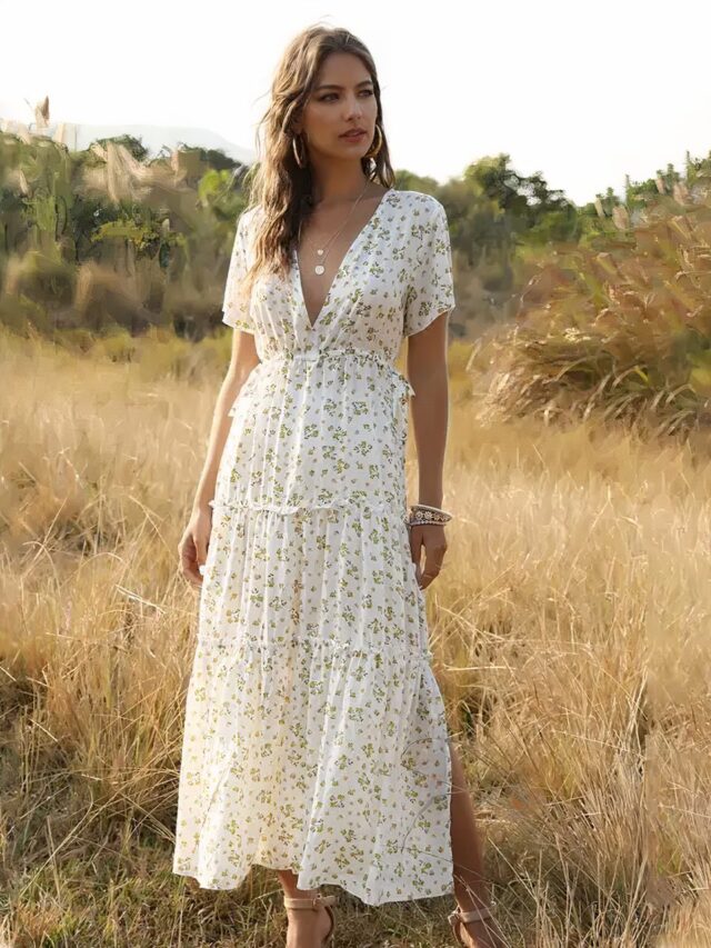 Photo d'une femme portant une robe blanche de style champêtre en mousseline fleurie dans un champs.