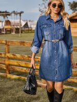 Femme blonde dans un ranch, qui porte une robe chemise en jean