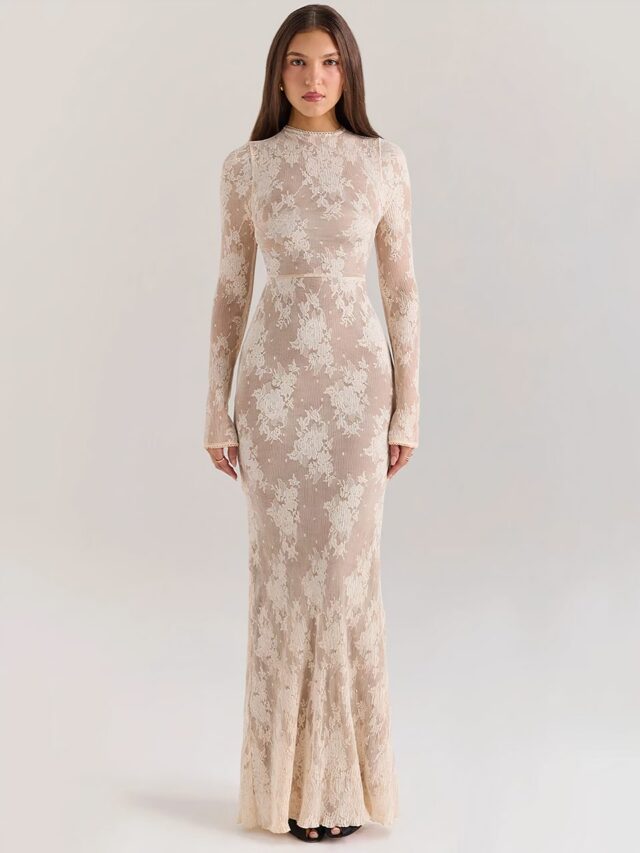 Femme portant une robe longue en dentelle.
