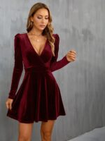 Femme portant une robe courte en velours bordeaux.