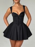 Femme portant une robe noire courte.