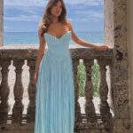 Femme portant une robe bleue longue.