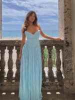 Femme portant une robe bleue longue.