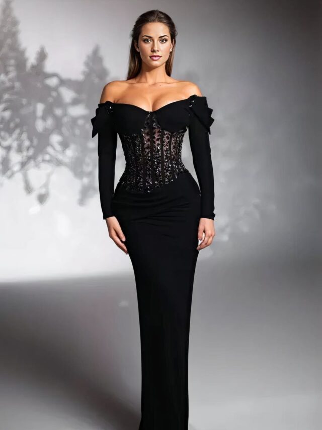 Femme portant une robe corset noire longue.