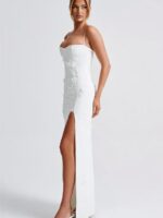 Femme portant une robe longue blanche avec un corset.