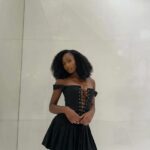Femme portant une robe noire courte.