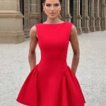 Femme portant une robe courte rouge.