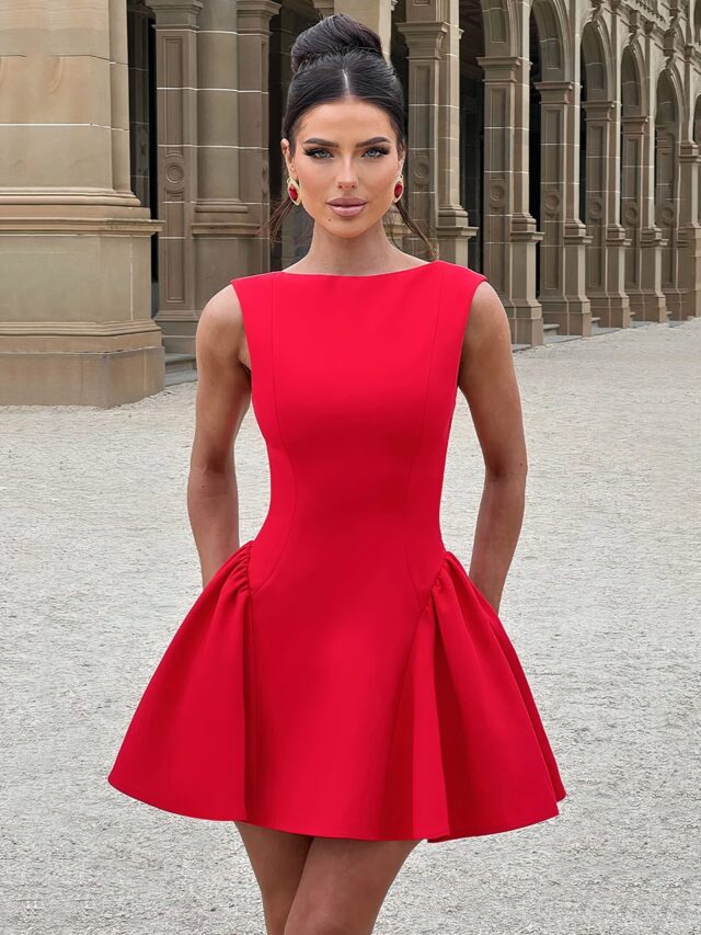 Femme portant une robe courte rouge.