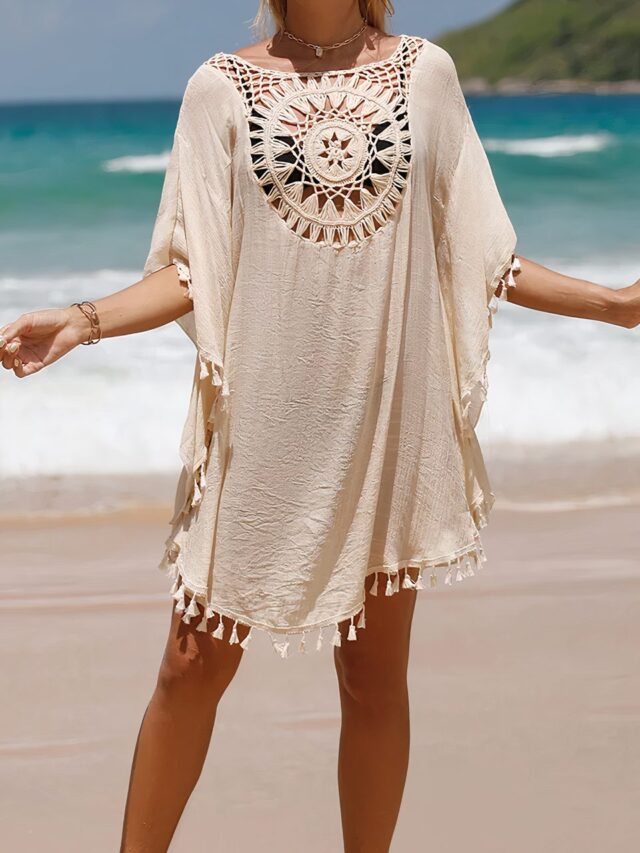 Femme devant la mer avec une robe de plage courte, francges et macramé