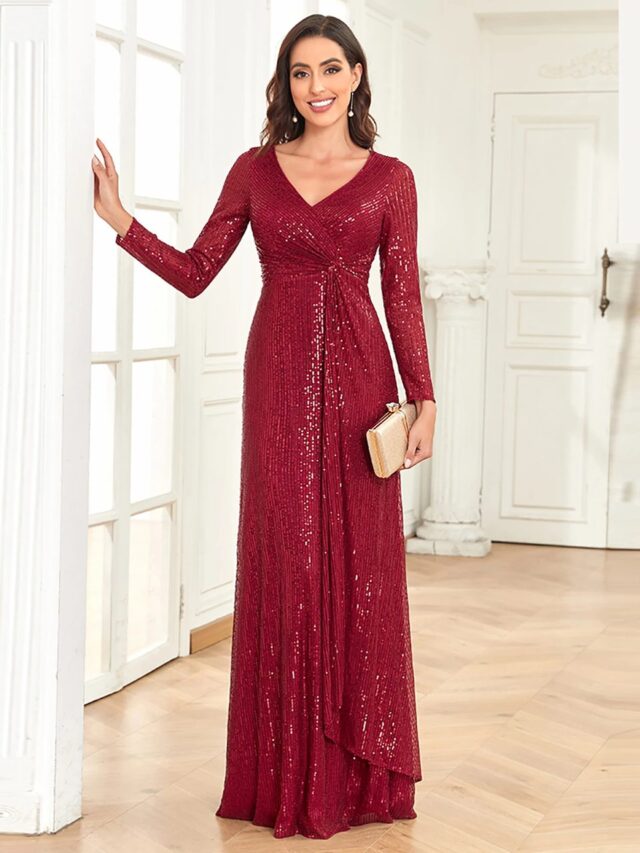 Femme portant une robe rouge de soirée.