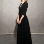 Femme portant une robe de soirée noire.