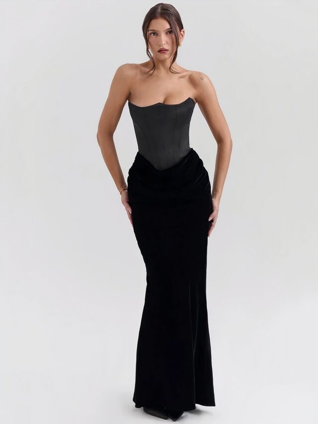 Femme portant une robe longue noire.