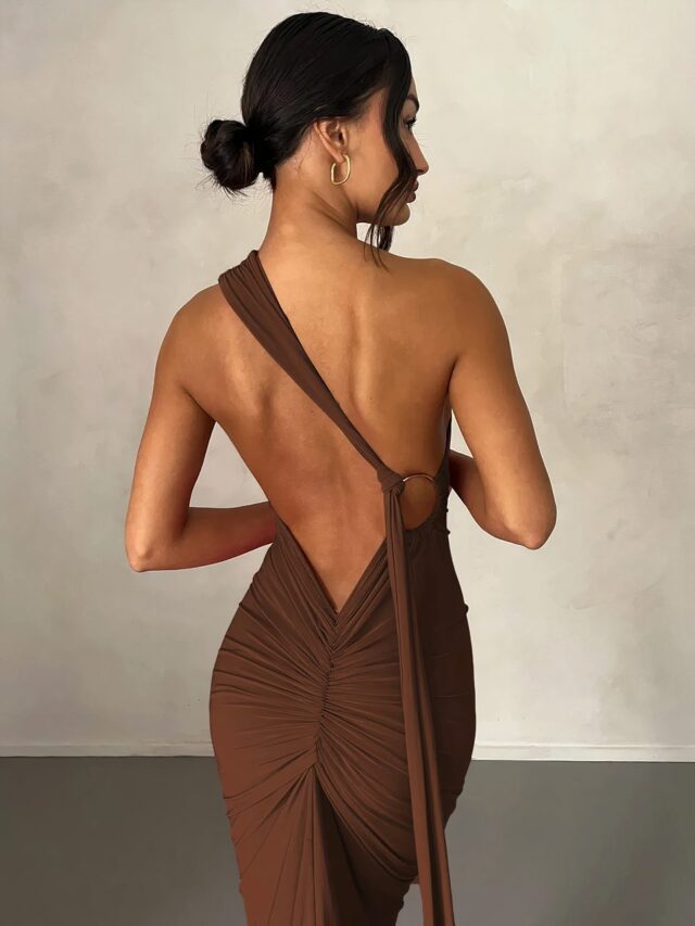 Robe dos-nu à anneau