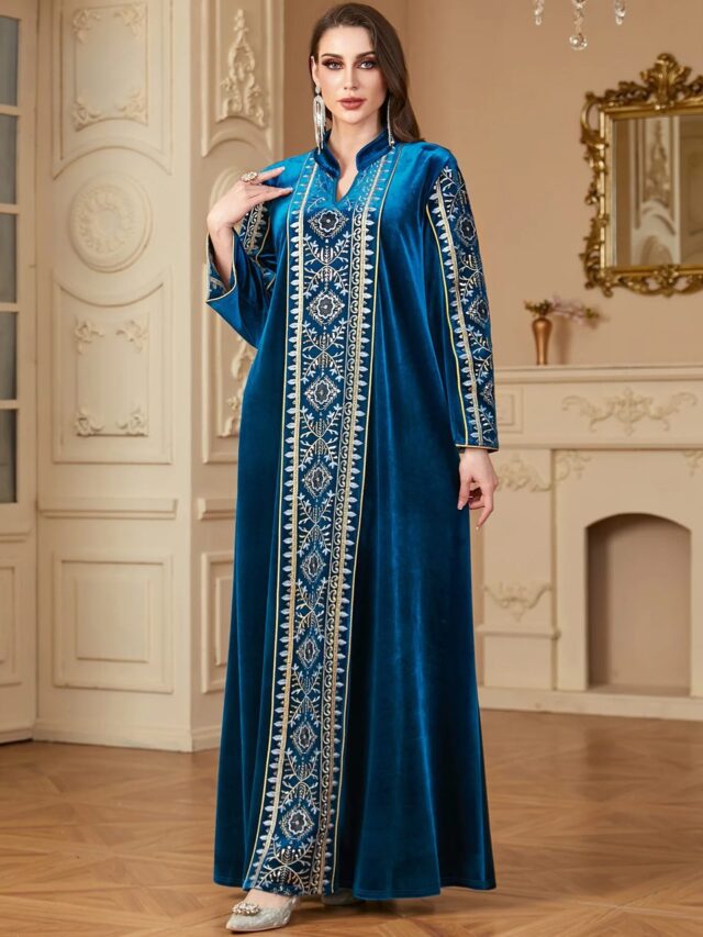 Photo d'une femme portant un erobe kabyle bleue élégante de soirée avec un petit col en V dans une pièce de chateau