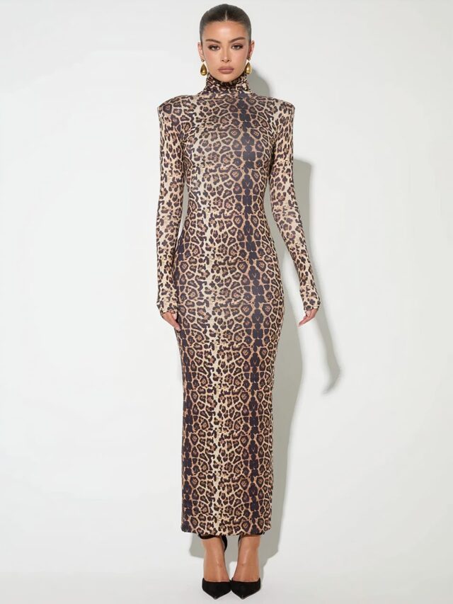 Femme portant une robe léopard à manches longues et des talons hauts.