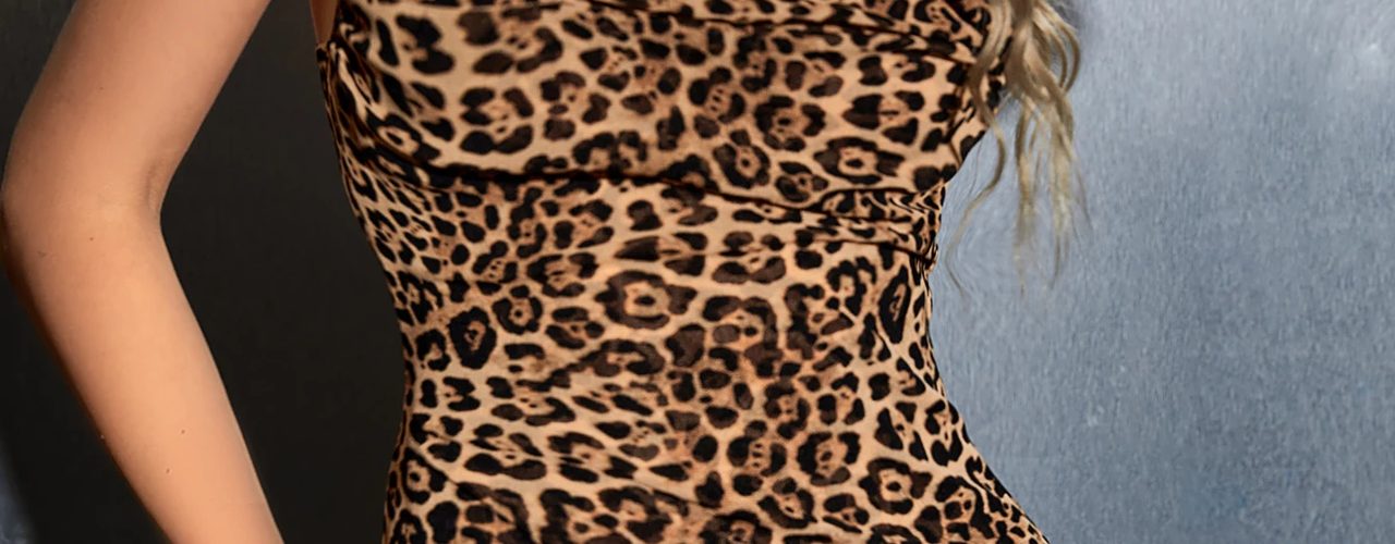 Robe léopard à décolleté