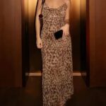 Femme portant une robe longue léopard.