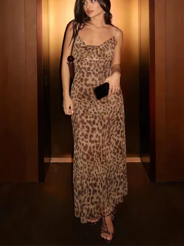 Femme portant une robe longue léopard.