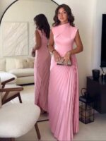 Femme portant une robe rose longue.