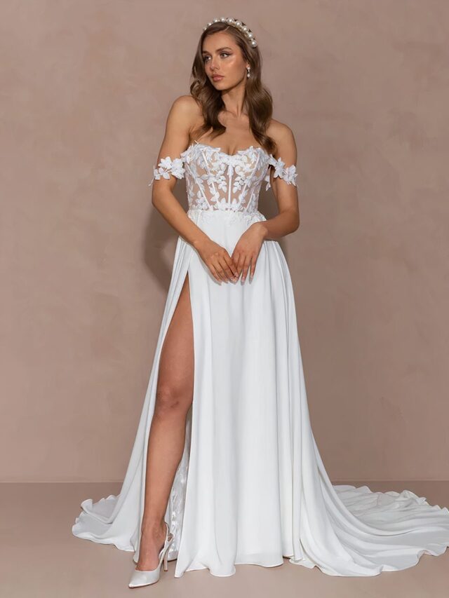 Photo d'une femme portant une robe de soirée blanche à haut en dentelle et fente haute sur un fond beige rosé
