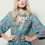 Photo d'une robe années 70 florale portée par une jeune femme blonde