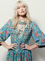 Photo d'une robe années 70 florale portée par une jeune femme blonde