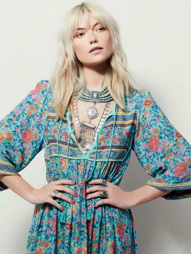 Photo d'une robe années 70 florale portée par une jeune femme blonde