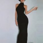 Photo d'une femme portant une robe longue noir moulante type débardeur avec un col montant, elle porte un chapeau