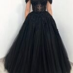 Robe noire de style princesse buste orné de perles et jupon en tulle