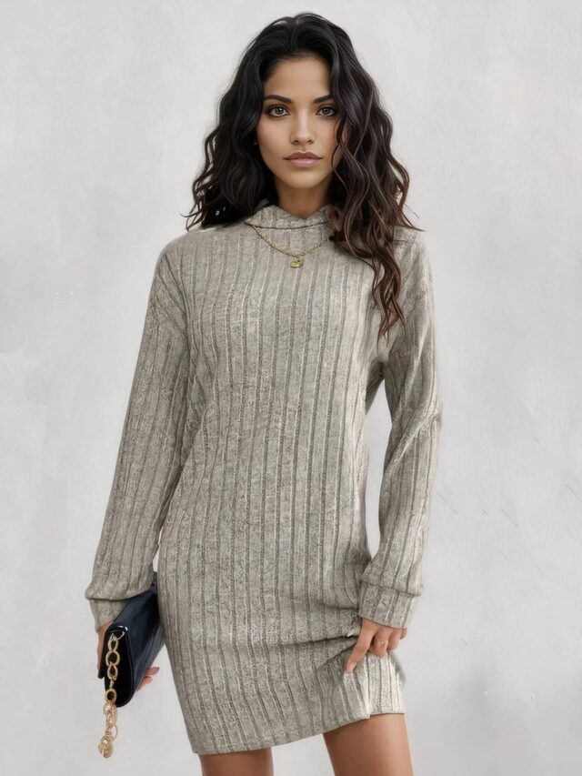 Robe pull beige à col roulé coupe droite