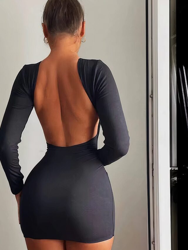 Photo d'une femme de dos, portant une robe sexy moulante noire dos nu.