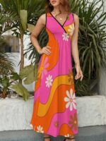 Photo d'une robe années 70 style flower power d'été portée par une jeune femme dans un patio aux murs blancs avec des plantes derrière elle