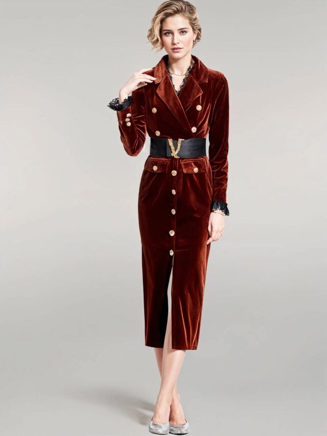 Photo d'une robe midi en velours marron avec large ceinture portée part une femme blonde sur un fond gris