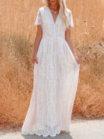 Photo d'une femme portant une robe bohème chic en dentelle longue blanche à manches courtes.